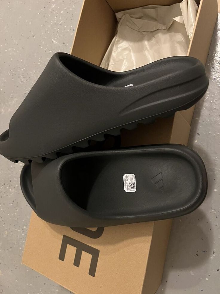 Yeezy Slide “Onyx”