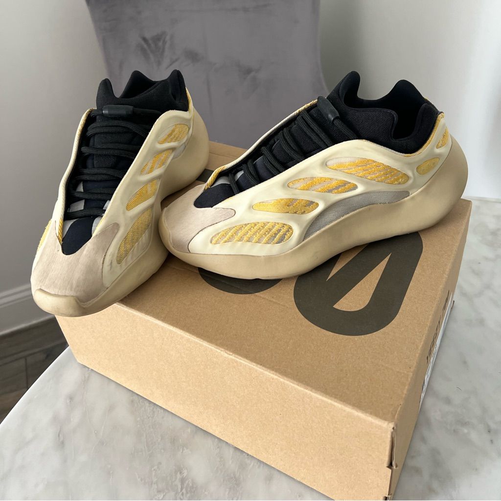 Yeezy 700 V3 "Safflower"