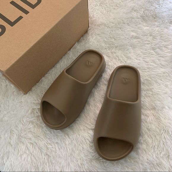 Yeezy Slide “Core”