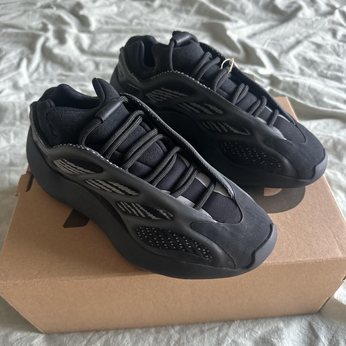 Yeezy 700 V3 "Alvah"
